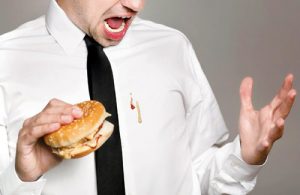 4 Cara Mudah Membersihkan Noda Minyak di Pakaian