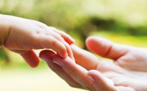 5 Cara Mengajarkan Anak Cinta