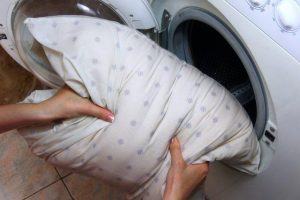 cara mencuci bantal dan guling
