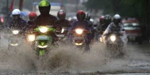 Tips Aman Berkendara di Musim Hujan
