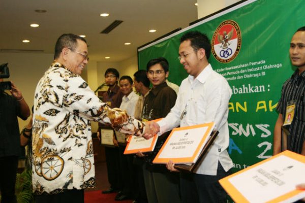 penghargaan-franchiselaundry-wirausahamuda-2008