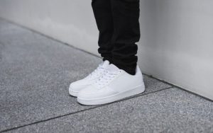 mencuci sepatu putih