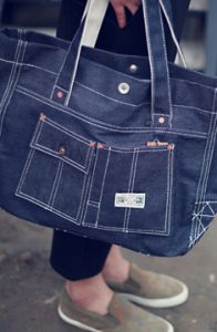 7 Langkah Mudah Bersihkan Tas Denim 